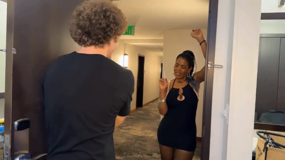 Pic #1Working Girl Booty Tease